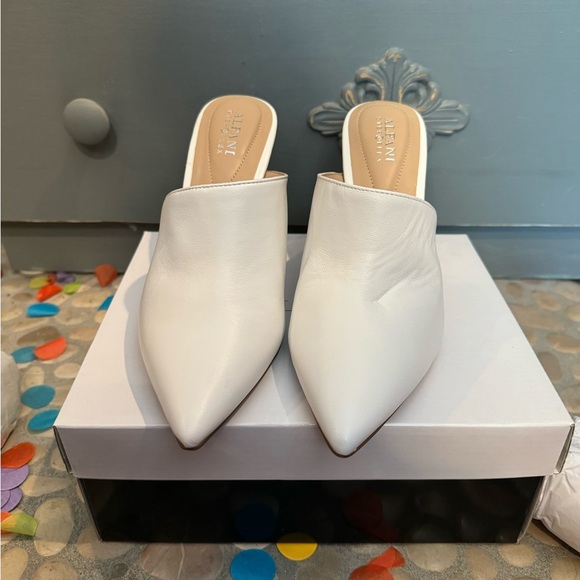 ALFANI โ Junneelโ in white with FUN& UNIQUE heels- zoom in for all the details! - Picture 6 of 15